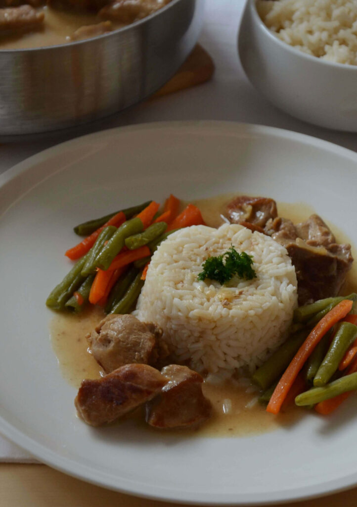 Schweinsgulasch in Senf-Rahm-Sauce